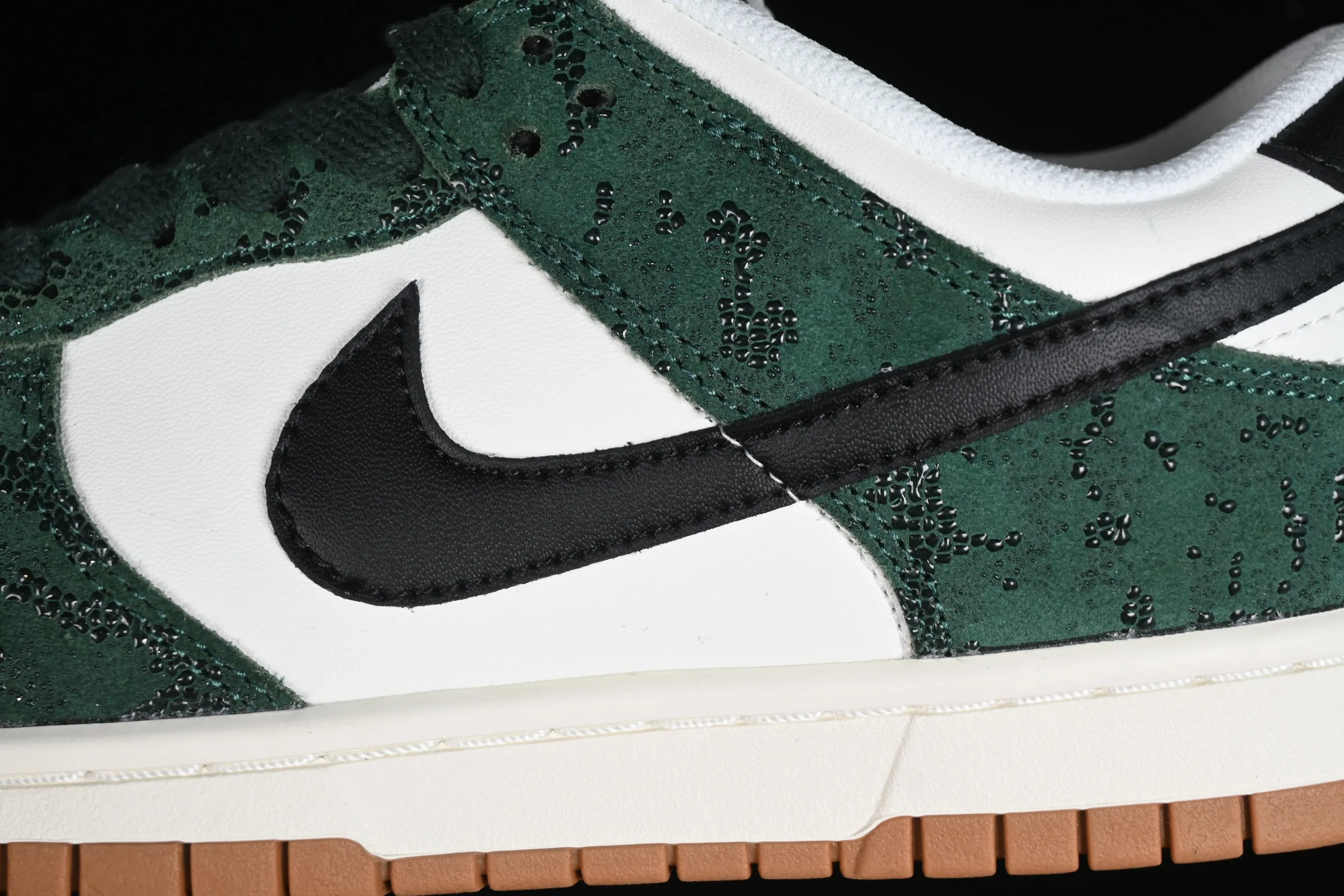All categories Nk SB Dunk series Nk SB Dunk Low low-top sneakers Nk Dunk Low "Green Snake" white-green snake pattern SB low-top casual sports skateboard shoes FQ8893-397